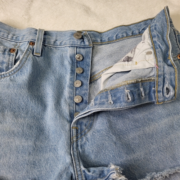Levi's Classic High-Rise Frayed Hem Denim Shorts Light Blue 31. Button Fly. 501 - Picture 5 of 8